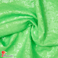 Tejido de licra adornado con lentejuelas cosidas. Estira para ambos lados.