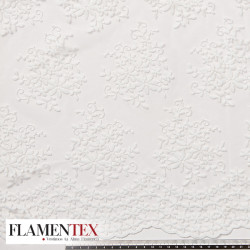 Tejido precioso de tul bordado.