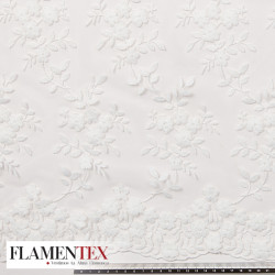 Tejido precioso de tul bordado.