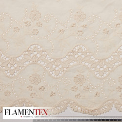 Tejido de bordado de algodón acabado con puntilla en los dos extremos.