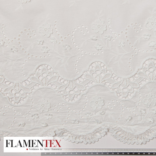 Tejido de bordado de algodón acabado con puntilla en los dos extremos.