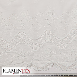 Tejido de bordado de algodón acabado con puntilla en los dos extremos.