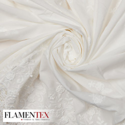 Tejido de bordado de algodón acabado con puntilla en los dos extremos.