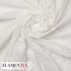 Tejido de bordado de algodón acabado con puntilla en los dos extremos.