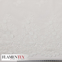 Tejido de bordado de algodón acabado con puntilla en los dos extremos.