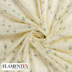 Tejido de plumeti con rayas de vainica. Estampado de flores.