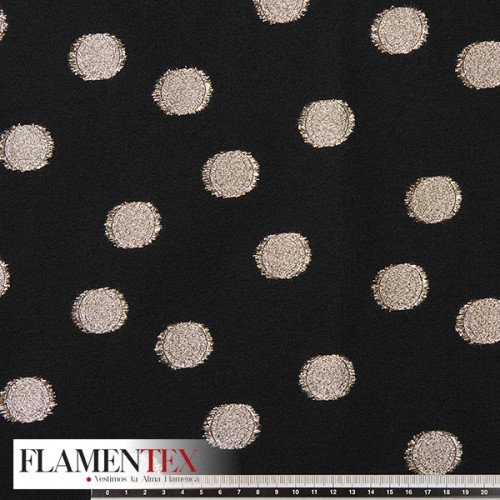 Tejido tipo plana adornado con lunares de 3.50 mas los flecos de 0.50 cm.