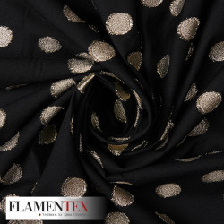 Tejido tipo plana adornado con lunares de 3.50 mas los flecos de 0.50 cm.