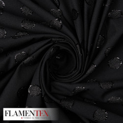 Tejido tipo plana adornado con lunares de 3.50 mas los flecos de 0.50 cm.