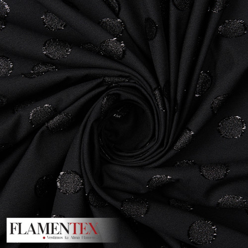 Tejido tipo plana adornado con lunares de 3.50 mas los flecos de 0.50 cm.