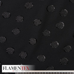 Tejido tipo plana adornado con lunares de 3.50 mas los flecos de 0.50 cm.