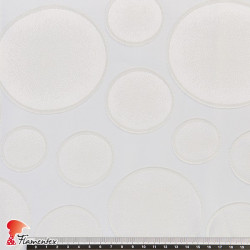 FIJI. Tejido de gasa bordado con lunares irregulares.