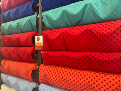 El color como decisión clave: cómo elegir según la caída y el diseño del vestido